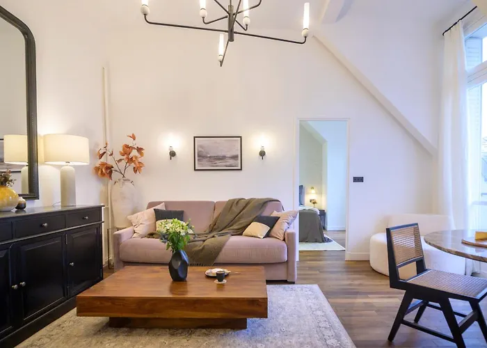 Daire Balcon Champs Elysees