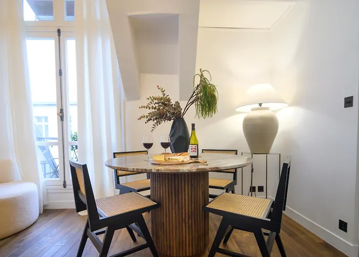 Daire Balcon Champs Elysees