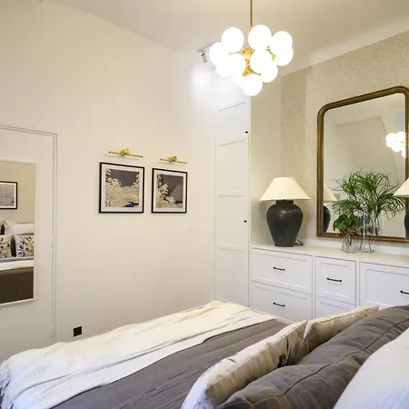 Apartment Balcon Champs Elysees Paris